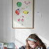フルーツ&フレンズのポスターを飾った部屋で絵をかく女の子