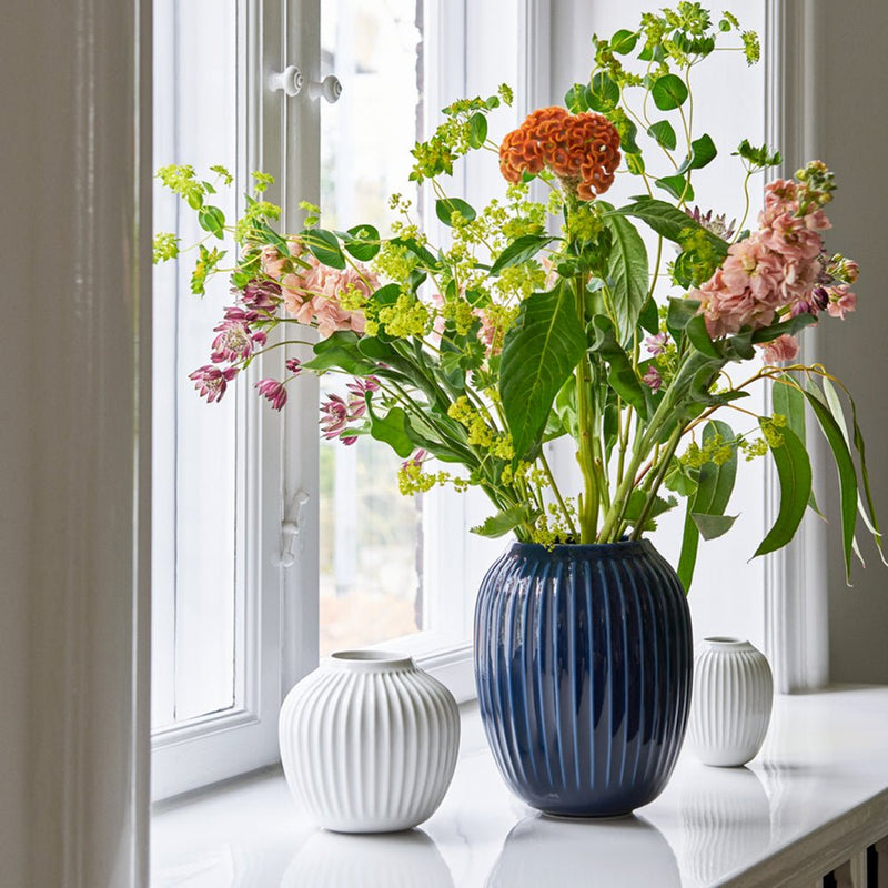 ハンマースホイ ベース アンスラサイトグレー H25.5cmに花束を入れて窓際に飾ったイメージ