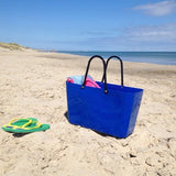 ヒンザバッグ マルチバッグ スタンダード ブルーを砂浜においたイメージ