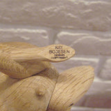カイ・ボイスン ウサギの足裏に刻印された印字のアップ