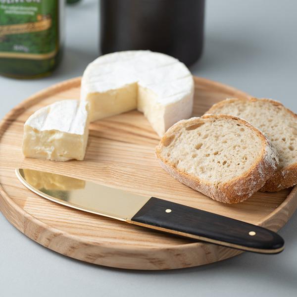 チーズナイフとチーズとパン