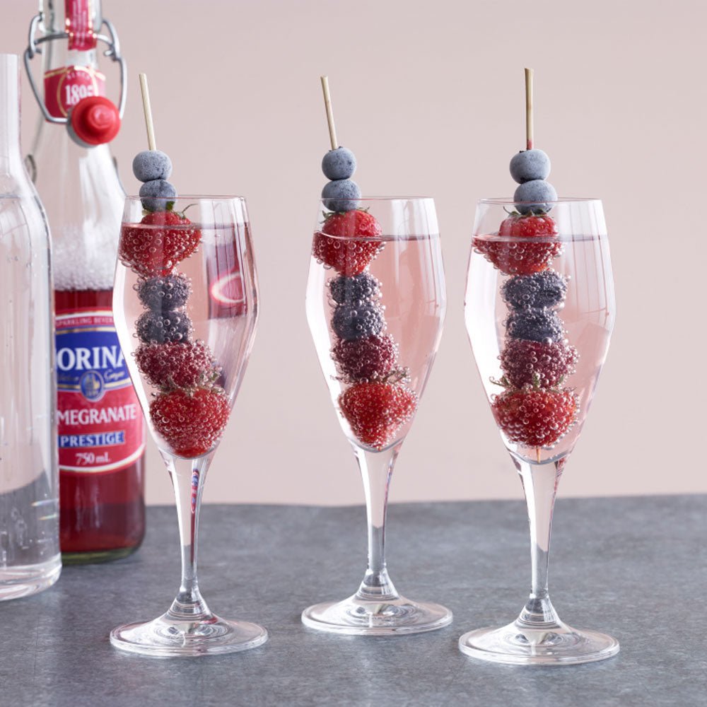 パーフェクション シャンパングラスにドリンクと果物を入れたイメージシーン