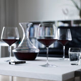 パーフェクション ブルゴーニュグラスにワインを入れてテーブルに置いたイメージ