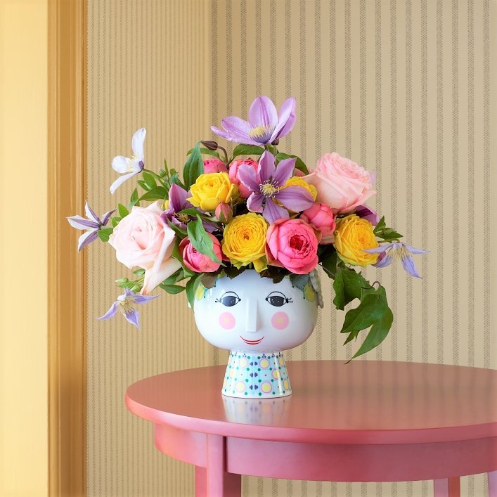 エヴァ フラワーポット イエローに花を飾ったイメージ