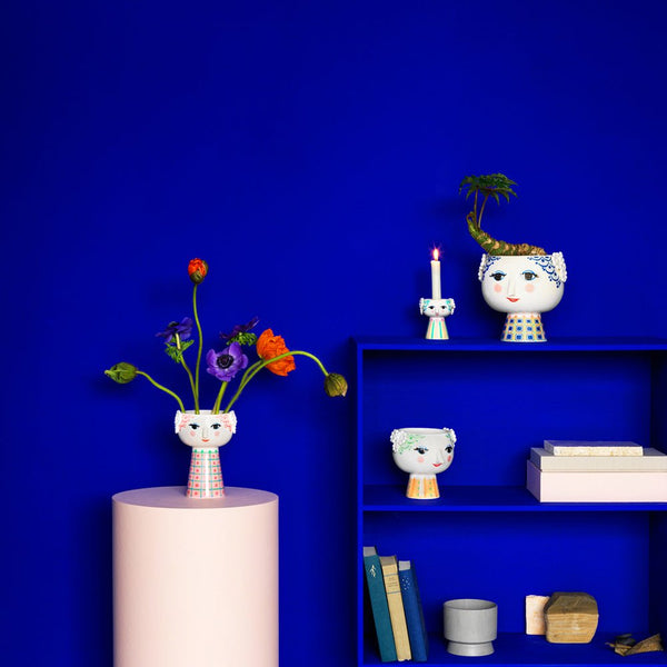 エヴァ フラワーポット ブルーとペールピンクを棚に飾ったイメージ