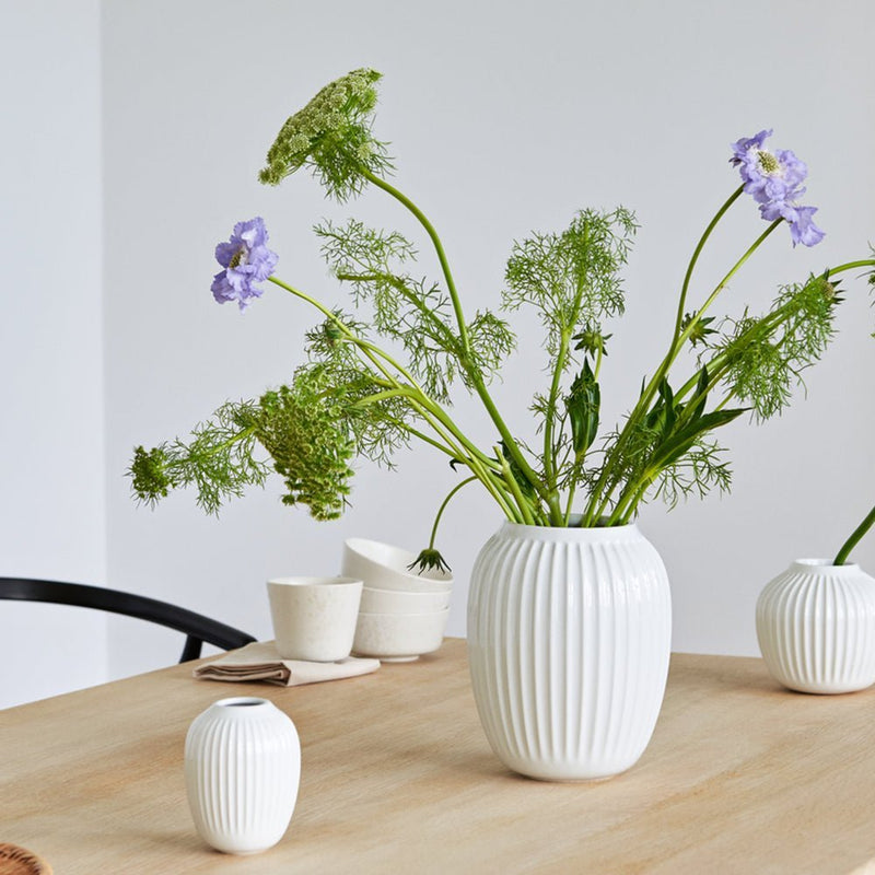 ハンマースホイ ベース ホワイト H21cmに花を活けてテーブルに並べたイメージ