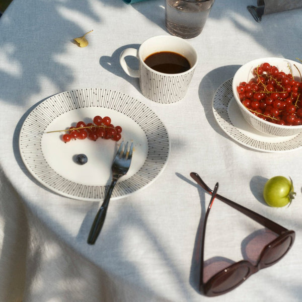 マイニオ サラストゥスのカップとプレートを使用した食卓