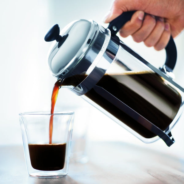 シャンボール フレンチプレスコーヒーメーカーからダブルウォールグラスへコーヒーを注ぎ入れるイメージシーン