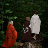 ウールブランケット フォックス ミニサイズ オレンジを羽織った子供が森を歩くシーン