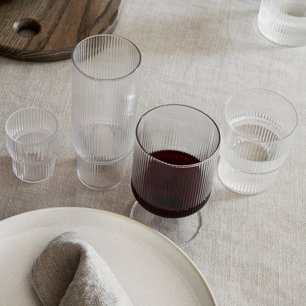 リップル ワイングラス クリアにドリンクを入れてテーブルに置いたイメージシーン